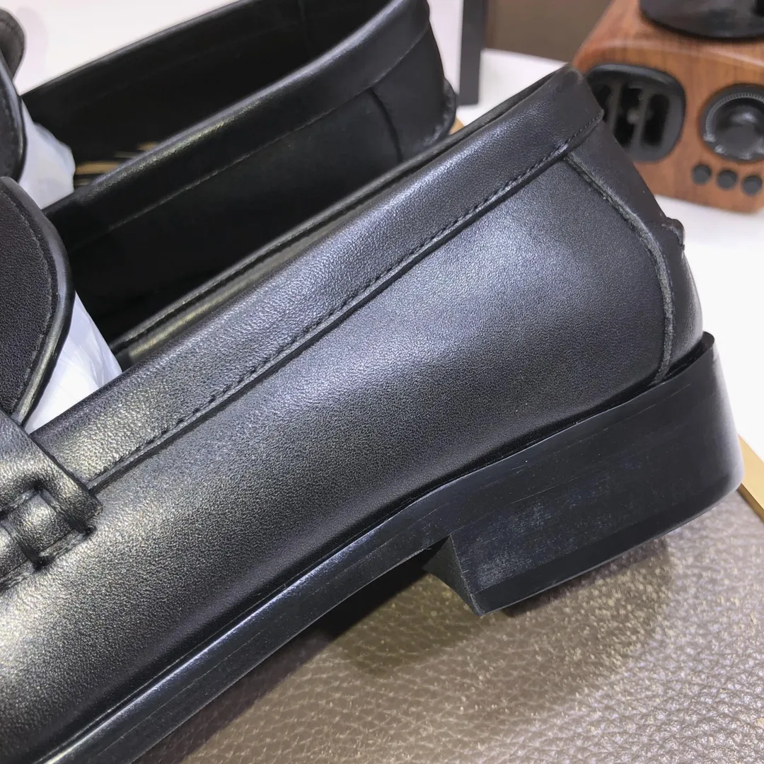 Factory batch 580💰Italy’s top luxury men’s shoe giant (GUCCI) (Gucci) (full cowhide lining) new arrival🍃Original European style🔰 Pleasant to the eye😍In order to make the shoes more durable and non-deformable🌀The production continues to follow traditional methods but there is still no lack of innovation💪Select original cowhide for the leather♻️Smooth, natural and extra bright⭐Made of imported cowhide The rich man’s first choice 38-45 (45 customized)